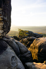 Felslandschaft Gebirge zum Sonnenaufgang aus Sandstein im Nationalpark Sächsische Schweiz in...