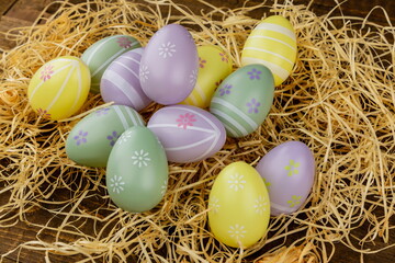 Uova di Pasqua multicolore su paglia