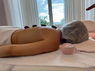 Massagem Relaxante com Pedras Quentes