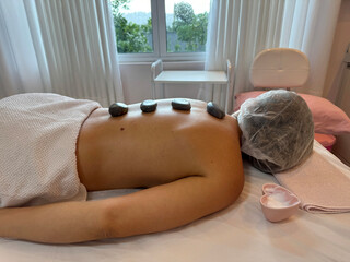Massagem Relaxante com Pedras Quentes