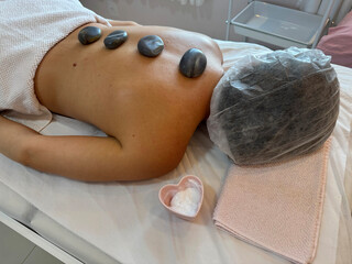 Massagem Relaxante com Pedras Quentes