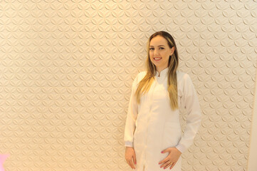 mulher esteticista expressão feliz 