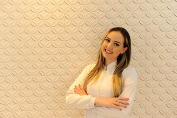 mulher esteticista expressão feliz 