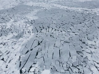 Aerial view of pack ice breaking up on a lake - Vue aérienne de la banquise en dislocation sur un lac © Vincent LQ