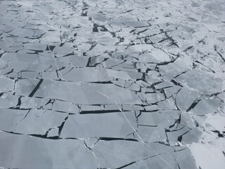 Aerial view of pack ice breaking up on a lake - Vue aérienne de la banquise en dislocation sur un...