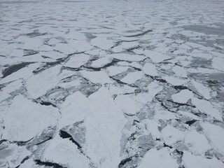 Aerial view of pack ice breaking up on a lake - Vue aérienne de la banquise en dislocation sur un lac © Vincent LQ