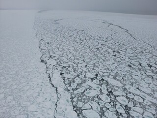 Aerial view of pack ice breaking up on a lake - Vue aérienne de la banquise en dislocation sur un lac © Vincent LQ