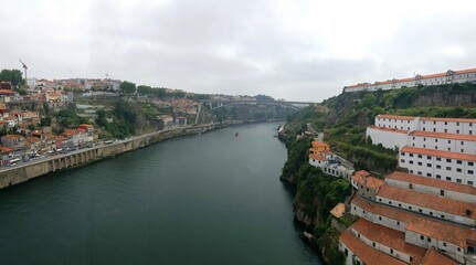 Panorâmica de cidade europeia, com rio, e casa antigas.