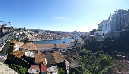 Panorâmica de cidade antiga com rio e ponte.