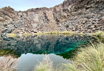 Lago de aguas turquesas. Laguna La niña encantada en Malargüe, Mendoza. Paisaje natural. 