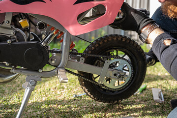 Obraz premium mechanics repairs tools motorcycle repairs a motorcycle wheel