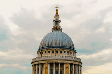 Obraz premium St. Paul's Cathedral Architecture in London. Featuring a gloomy cloudy sky and classic Baroque architecture