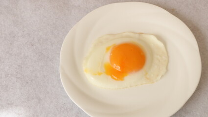 白い皿に乗った目玉焼き
