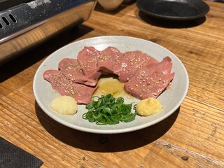 低温調理された新鮮で美味しそうなレバ刺し