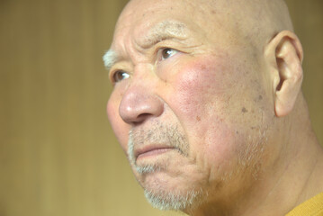 老人の困り顔のクローズアップ