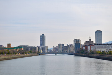 Paysage avec fleuve, pont et tours de Fukuoka au Japon