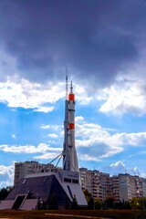 Obraz premium Russia, Samara. September 29, 2014. Real Soyuz spacecraft as a monument and exhibition center of space 