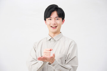 男性　20代　ひらめく　白背景