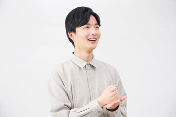 男性　20代　ひらめく　白背景