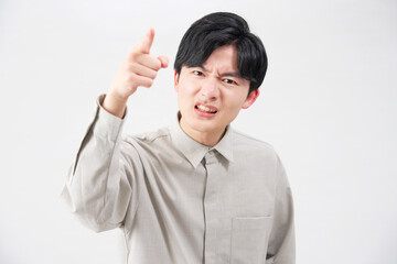 男性　20代　叱る　白背景