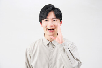男性　20代　話しかける　白背景