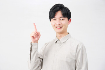 左側を指差す男性　20代　白背景