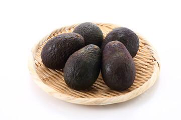 笊に盛ったアボカド５個　白バック