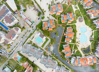 Obraz premium A view of a residential area with a pool and a few houses
