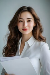 Obraz premium Confident Office Woman Holding Documents with Subtle Smile