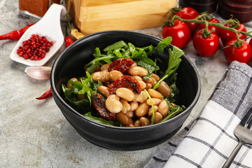 White canned beans with arugula and dry tomatoes