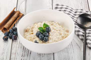 Oats porridge with blueberry