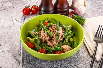 Canned tuna with asparagus salad