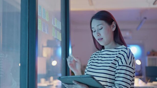 2025 Event planner timetable agenda plan,schedule event.Businesswomen use pen marks on the virtual screen calendar,workflow plan,strategy,work planning,Organize schedules,checklist and important dates