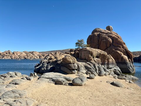 Boulder formations, rocky shoreline at Watson Lake in Prescott, AZ