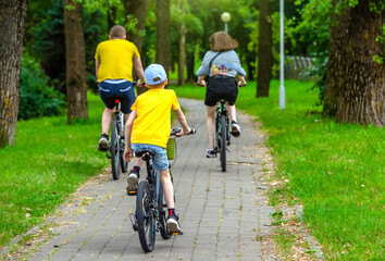 Naklejka premium Cyclists ride on the bike path in the city Park 