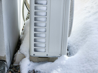 エアコン室外機　冬　雪　低温