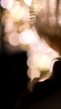 Serata romantica, la mano sul calice di un Cocktail e il calore del fuoco delle luci e del fuoco sullo sfondo.
Un Cocktail servito in una location piena di luci e di emozione.