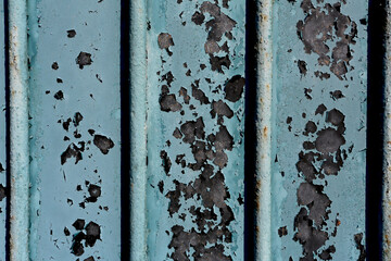 Portail en métal avec une peinture bleu qui s'écaille