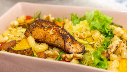 Healthy and delicious: the perfect combination for Grilled Salmon Pasta Salad