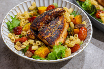 Healthy and delicious: the perfect combination for Grilled Salmon Pasta Salad