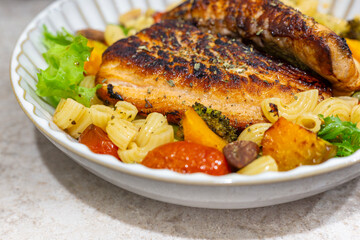 Healthy and delicious: the perfect combination for Grilled Salmon Pasta Salad