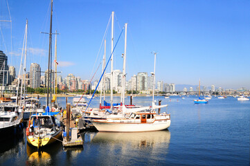 カナダ・バンクーバーのハーバーとビル群