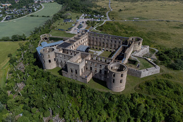 Schlossruine Borgholm vor weiter Landschaft