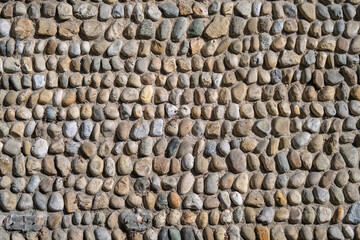 plein cadre sur le mur en galets 