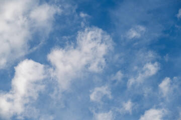 un ciel bleu parsemé de nuage