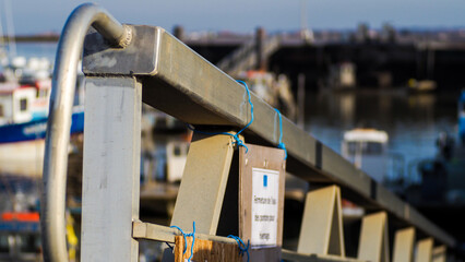 Matériels de pêche ostréicole, entreposé dans un port