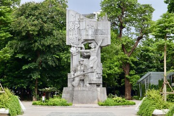 ベトナム　ハノイ　公園のモニュメント