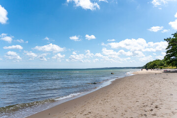 Stenshuvud in Schweden. Strand bei schönem Wetter im Sommer