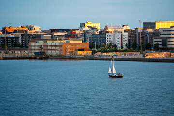 Stadtansicht von Malmö mit Segelboot im Vordergrund