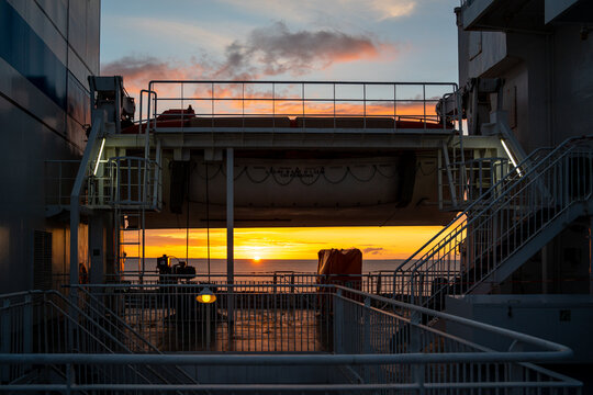 Sonnenuntergang &uuml;ber dem Meer von der F&auml;hre aus